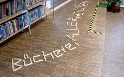 Schriftzug aus Holzstäbchen